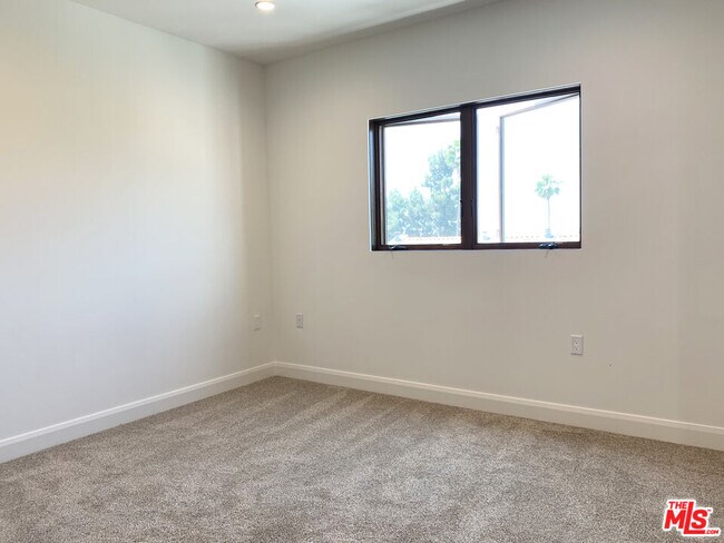 Building Photo - 859 S Lucerne Blvd