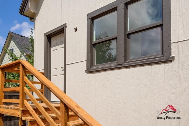 Building Photo - 542 NE Brazee St