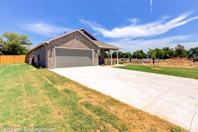 Building Photo - 4/2/2 in Broken Arrow!