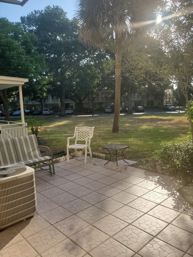 Back Patio - 2416 Wrld Pkwy Blvd