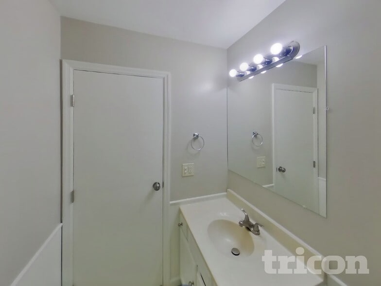 Building Photo - 1235 Casa Solana Dr