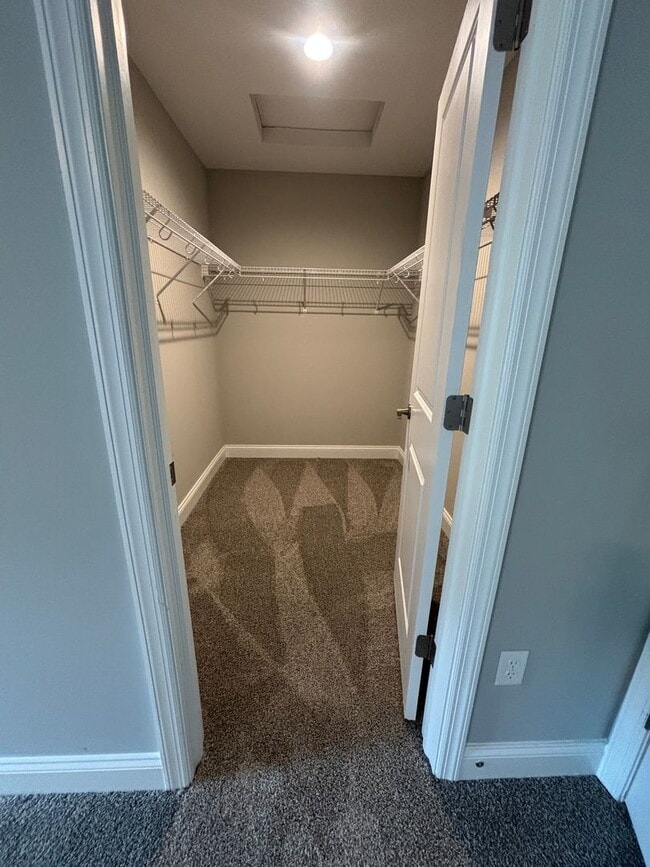 Building Photo - Beautiful Townhome in Washington! - 3 Bedroom