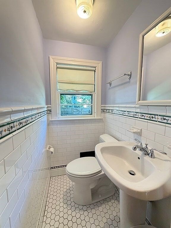 Building Photo - 115 Parker Rd