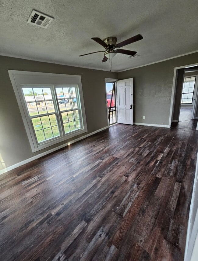 Building Photo - 3 Bedroom House Available