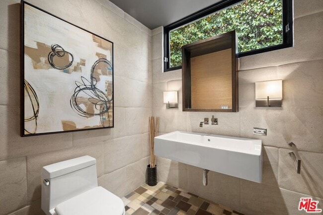 Building Photo - 3300 N Knoll Dr