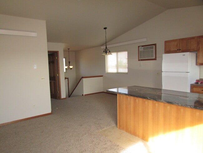 Building Photo - r1350