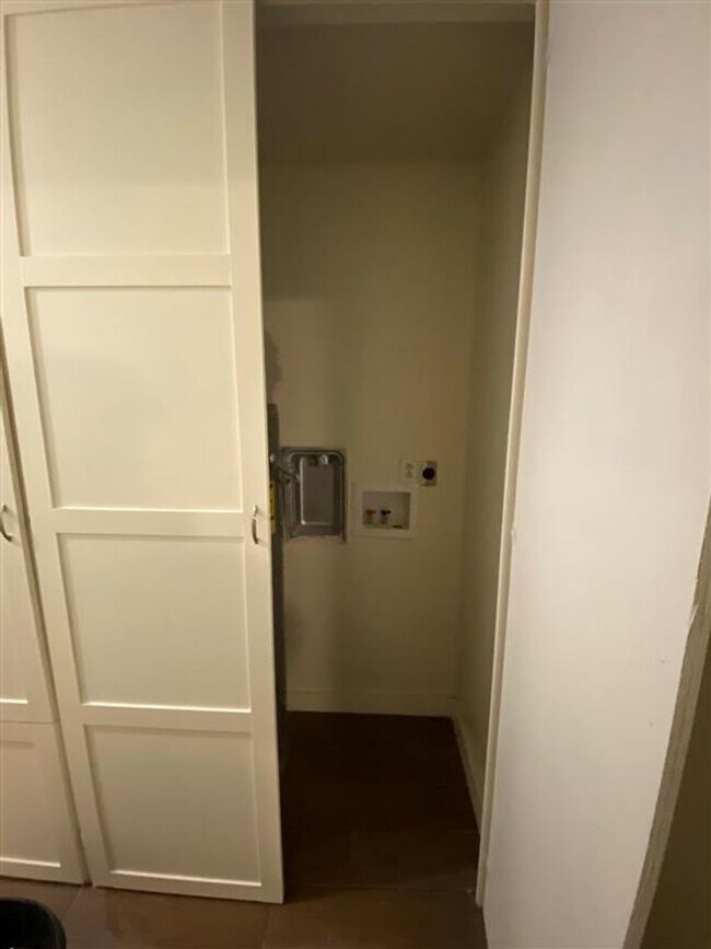 Building Photo - Cute 3/1 home with covered parking and large backyard