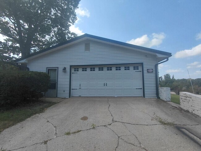 Building Photo - 14490 Hilltop Rd