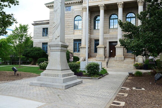 Building Photo - 712 Alden Dr