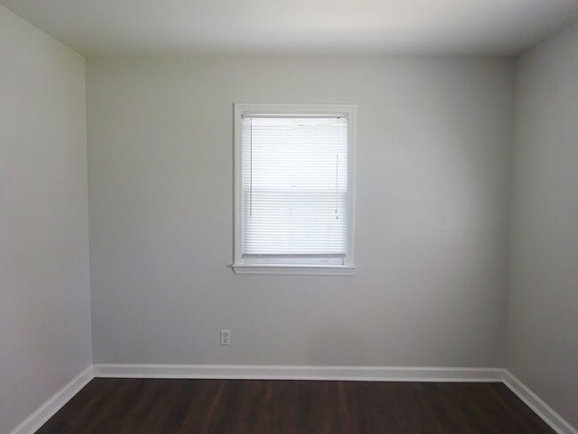 Building Photo - Lake Front Adorable Home!