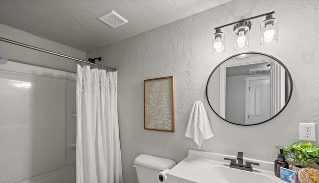 Building Photo - 316 E 46th Pl