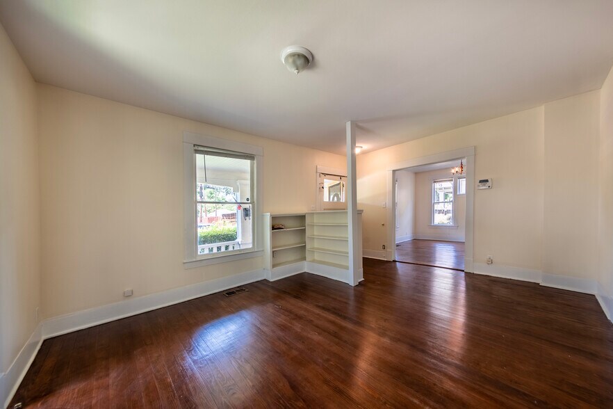Building Photo - 5336 Junius St