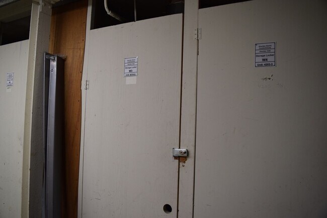 Building Photo - 4215 N Sheridan Rd