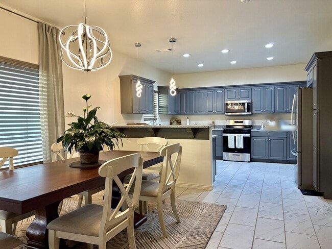 Building Photo - 2412 W Ray Ave