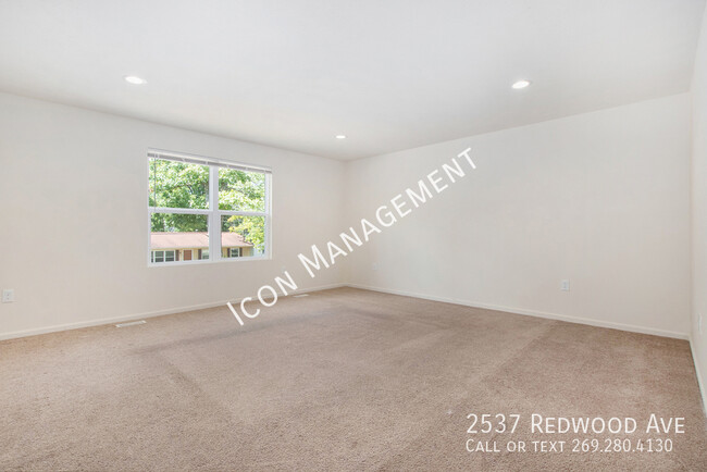 Building Photo - 2537 Redwood Ave