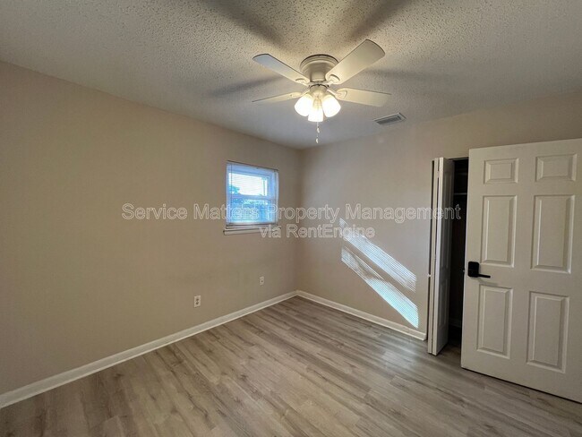 Building Photo - 303 Newcastle Dr