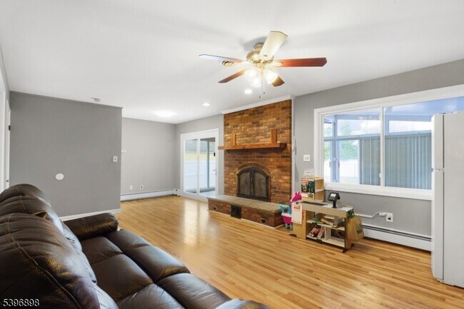 Building Photo - 17 Lathrop Ave