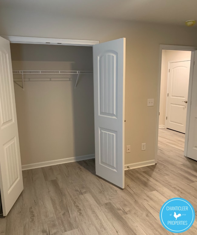 Building Photo - 2433 Harrison Dr