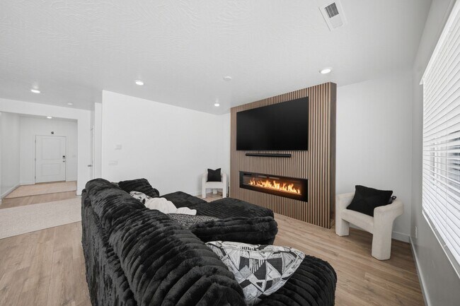 Building Photo - Extra Space, Extra Comfort! 5 Bedroom Home With Bonus Den in Long Valley!