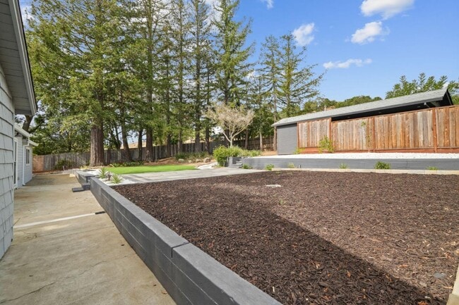 Building Photo - 789 Cañada Rd