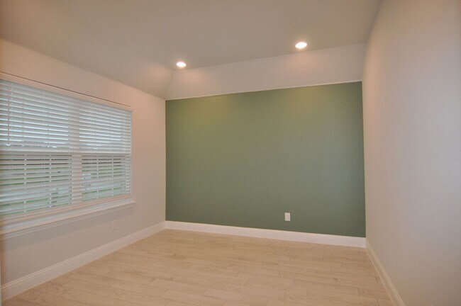 Building Photo - Modern traditional 3-2-2 in Princeton!