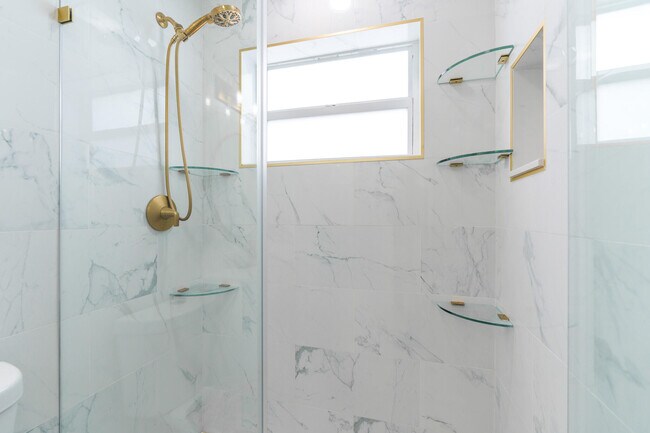 Building Photo - 201 NE 28th Ct