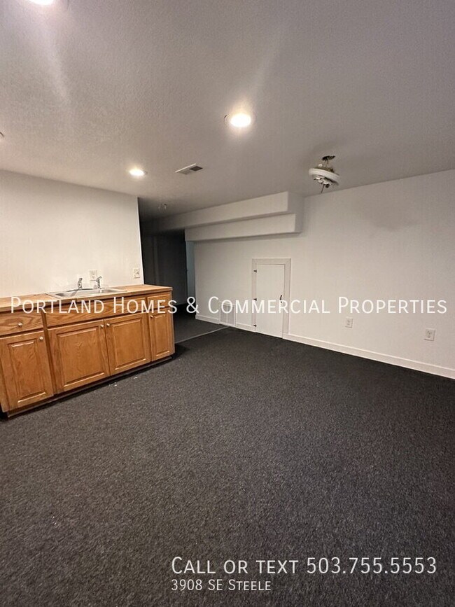 Building Photo - 3908 SE Steele-