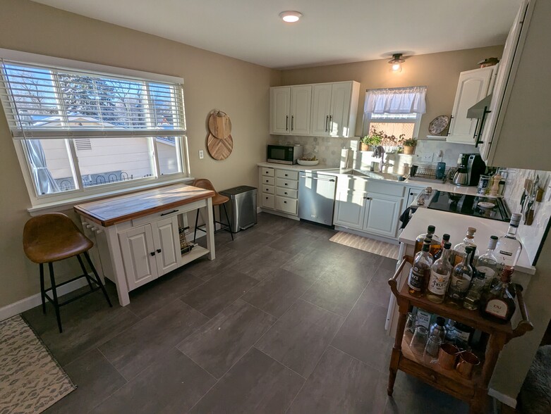 Kitchen - 2519 Lelaray St