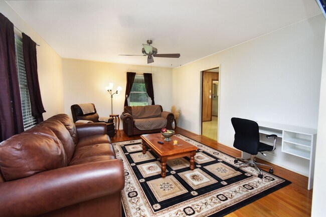 Building Photo - Charming 3 Bedroom, 2 Bath Home with Fence...