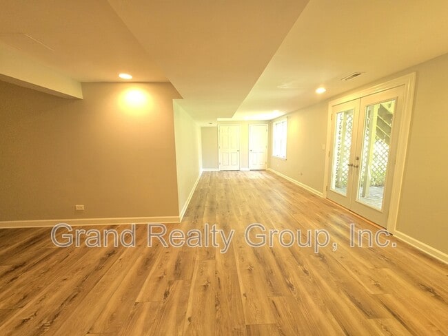 Building Photo - 1565 Old Barn Cir