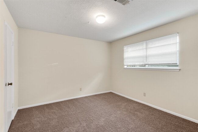 Building Photo - 928 Cable St
