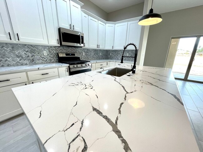 Building Photo - Beautiful 3 Bedroom Home on Desert Lakes Golf Course!