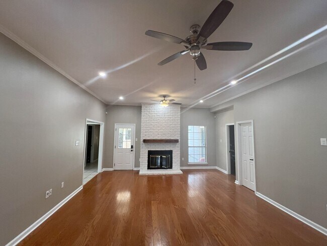 Building Photo - Woodlawn Estates