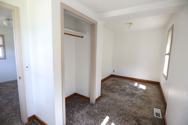 Building Photo - Cozy One Bedroom House