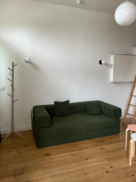 Building Photo - 1341 1/2 Lilac Ter