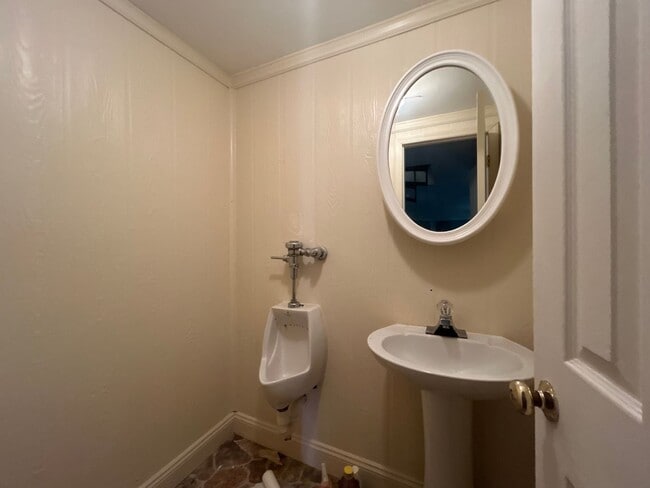 Building Photo - 3 Bed / 2.5 Bath – Steps from Doak Campbell Stadium – Only $1,800!