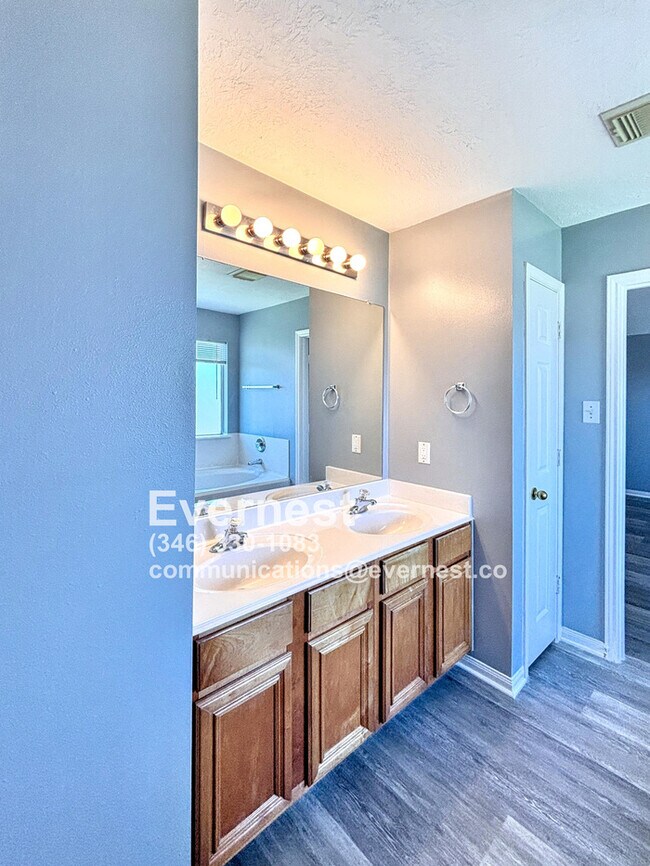 Building Photo - 3-Bedroom Home with Scenic Community Ameni...
