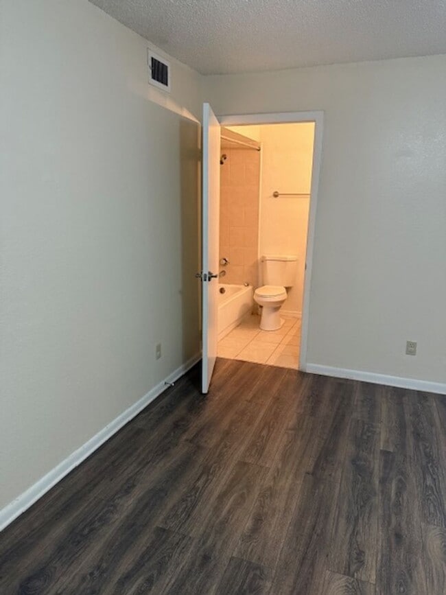 Building Photo - Lexington Place 2 bedroom Condo