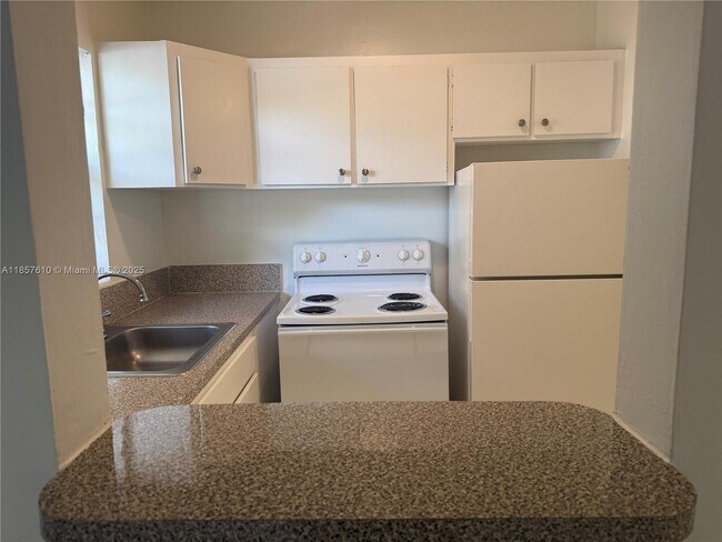Building Photo - 8370 SW 65th Ave