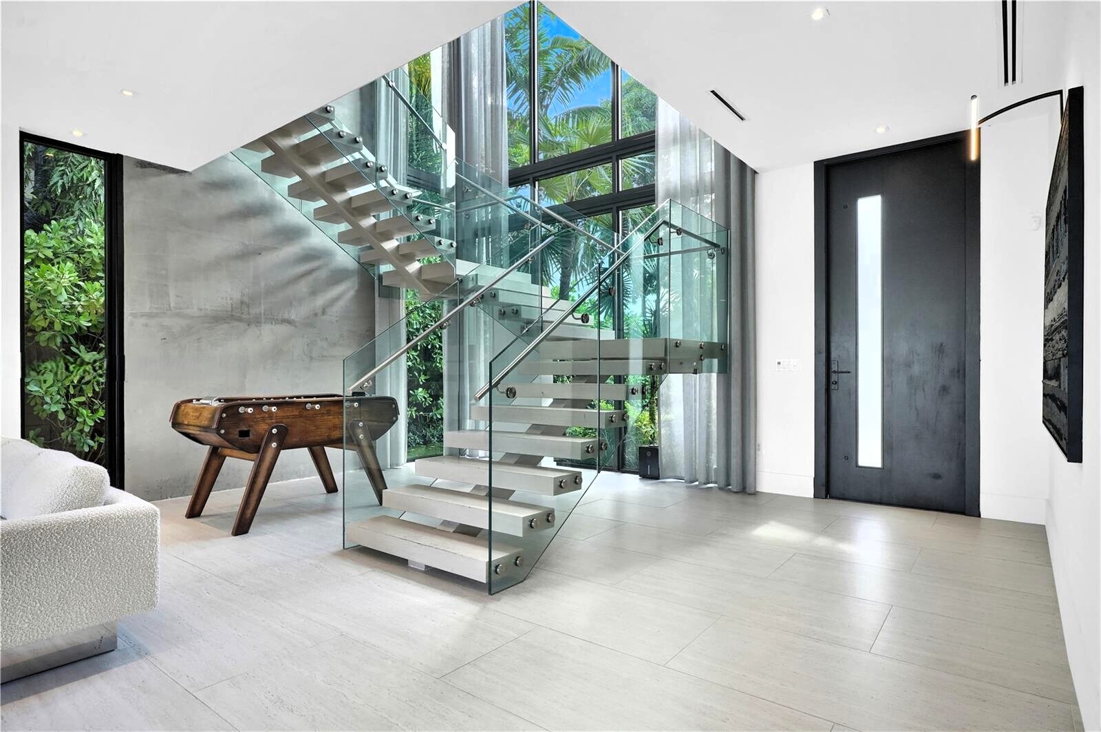 Building Photo - 5501 Pine Tree Dr