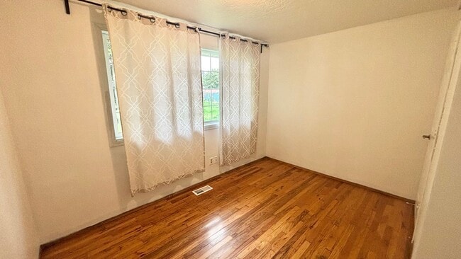 Building Photo - 1/2 Month Free - Charming Single-Level Home with Spacious Yard & Easy Portland Access