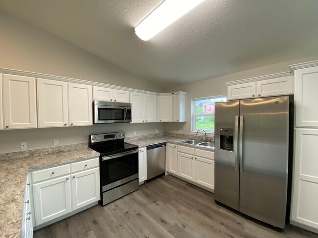 Building Photo - Custom Home - Desirable SE Ocala Neighborh...