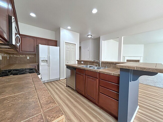 Building Photo - Beautifully appointed 4-Bedroom 2-bathroom...