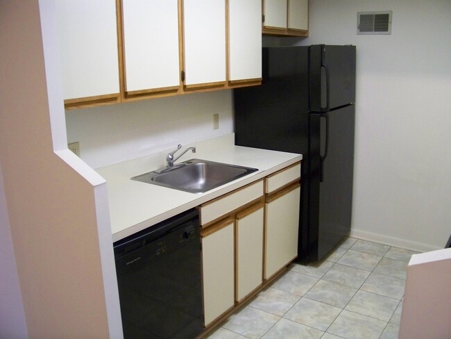 Building Photo - West End Condo--Great Location!