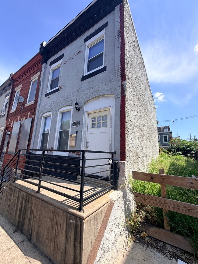 Building Photo - 2333 N Woodstock St