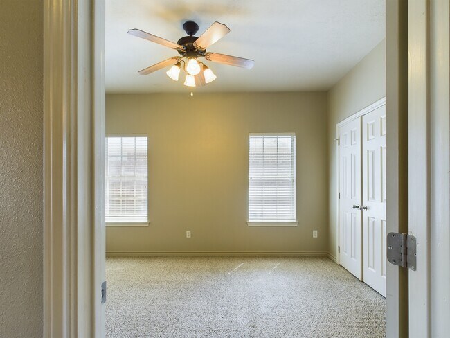 Building Photo - 422 Forest Dr Loop