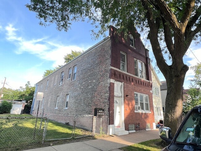Building Photo - 4815 S Elizabeth St