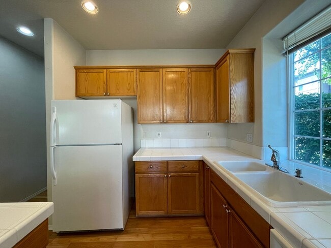 Building Photo - Hillsboro 3Bedroom 2.5 Bath + Den ~ Includes Washer & Dryer and Garage ~ Orenco Gardens Neighborh...