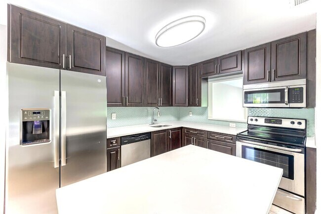 Building Photo - 660 Coventry St