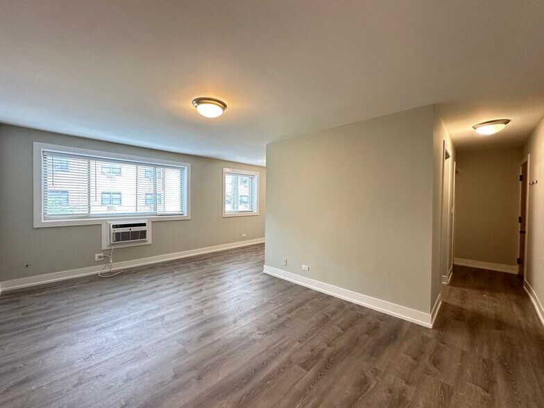 Building Photo - 533 W Surf St